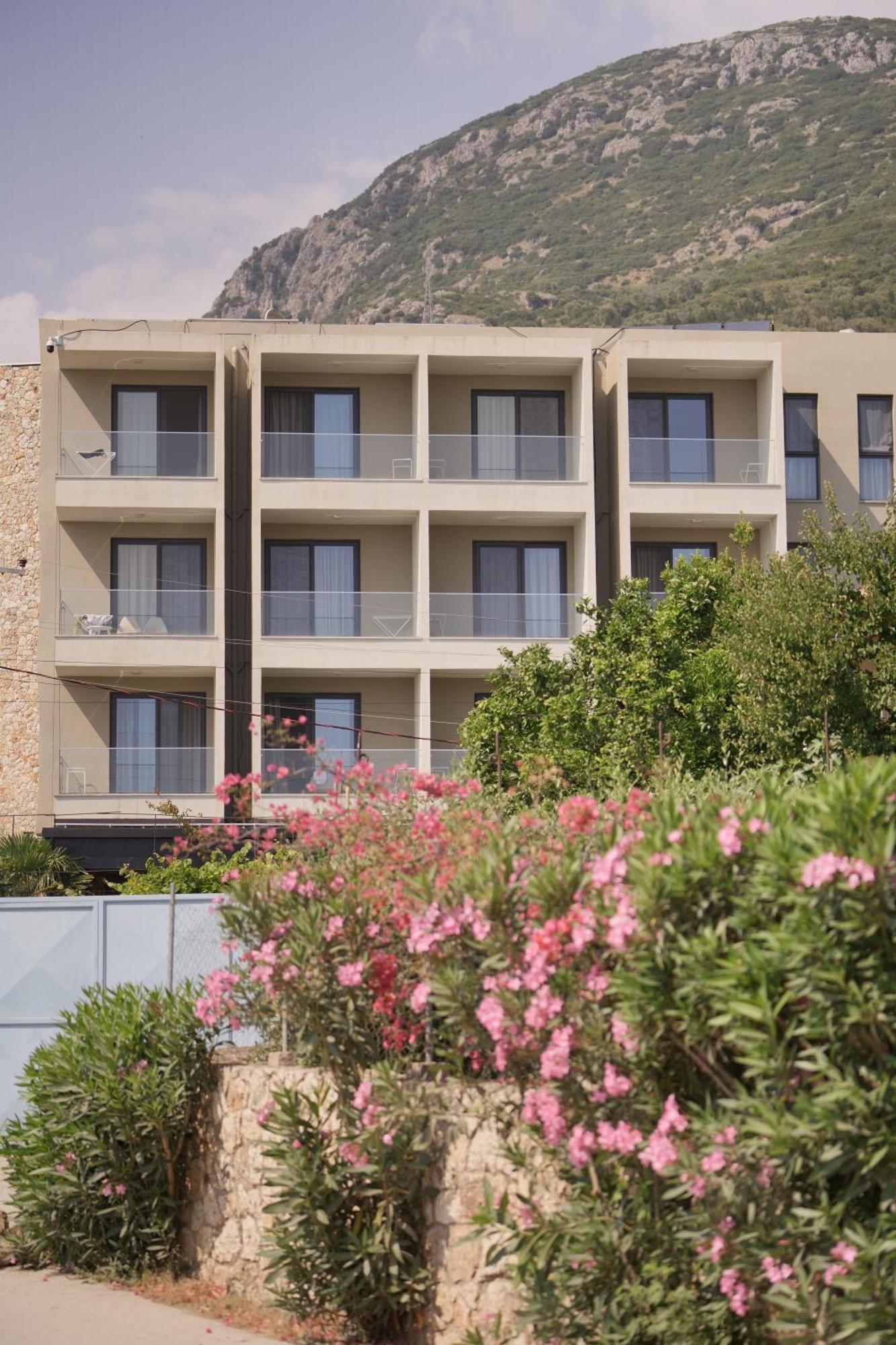 Hotel Qeparo Hotell
